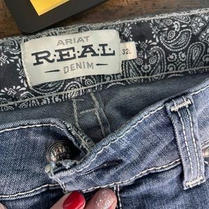 Ariat women’s jeans size 32L. Barely worn.